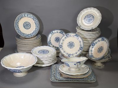 beaucoup d'assiettes et de bols sur la table