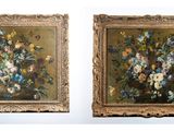 deux tableaux représentant des fleurs dans un vase sur fond doré