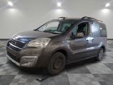 La camionnette grise est garée dans la pièce au sol à carreaux.