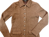 La veste est en laine et comporte des boutons sur le devant.