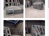 plusieurs photos montrant un tas de barres d'acier empilées les unes sur les autres