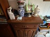 une table surmontée d'un vase dans une pièce