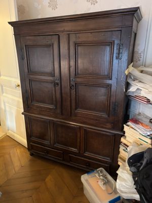 un grand meuble en bois dans le coin d'une pièce