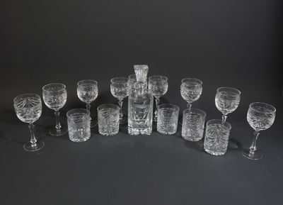 un assortiment de verres à vin posés sur une table, sur fond noir