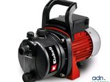 un gros plan d'une chaussure à talon rouge et noire sur fond blanc