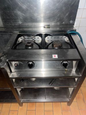 une cuisinière en acier inoxydable à deux feux dans une cuisine
