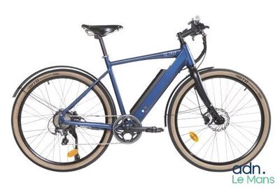 un vélo électrique bleu garé sur le bord de la route