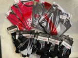 Plusieurs paires de chaussettes noires et rouges sont posées sur une table