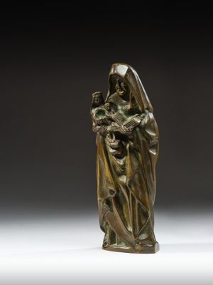 une statue en bronze d'une femme tenant un enfant dans ses bras