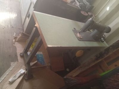 une machine à coudre posée sur une table dans une pièce