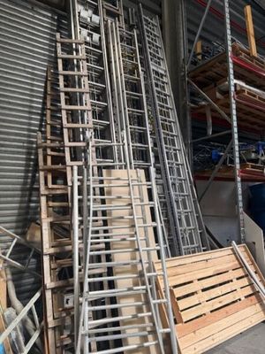 un tas d'objets en bois et en métal dans un entrepôt