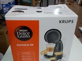 une boîte de café posée sur une table
