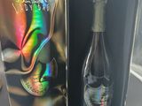 emballage d'une bouteille de champagne dans une boîte posée sur une table