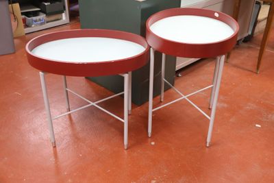 deux tables posées à même le sol dans la pièce