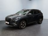 un SUV noir garé dans une pièce aux murs blancs