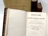 deux livres posés l'un sur l'autre sur une table
