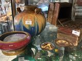 de nombreux vases exposés dans une vitrine