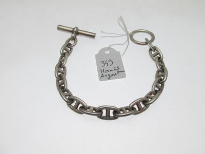 gros plan d'une chaîne de bracelets portant une étiquette