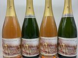 trois bouteilles de champagne posées côte à côte sur une table