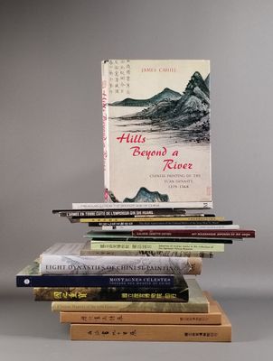 plusieurs livres sont empilés sur une table