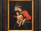 une peinture représentant une femme tenant un enfant sur ses genoux