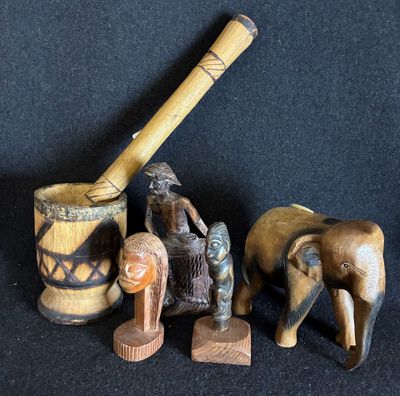 Lot de bibelots en bois comprenant un mortier et son pilon, …