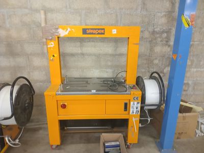a picture of a machine that is sitting in a room