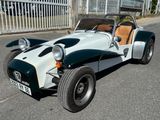une voiture verte et blanche garée dans la rue