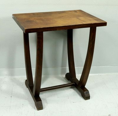 une image d'une petite table avec un plateau en bois