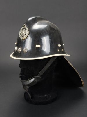 un casque noir et blanc posé sur la tête d'un mannequin
