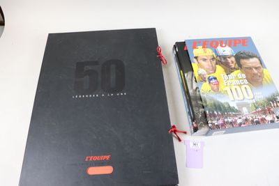un livre posé sur une table à côté d'un livre
