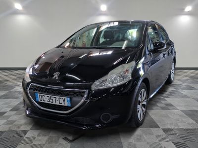 la petite voiture noire est garée dans une grande pièce