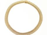 gros plan d'un collier en or sur fond blanc