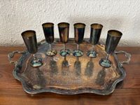 Un plateau de service et 6 verres à pieds en métal argenté, … (photo 2)
