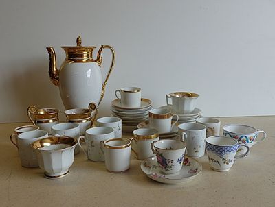beaucoup de tasses à café et de soucoupes sur la table