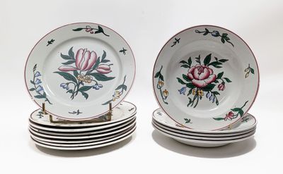 plusieurs assiettes empilées les unes sur les autres