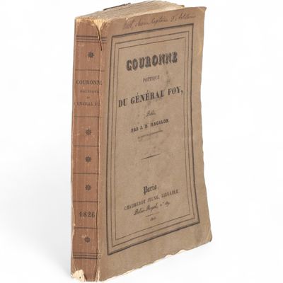 un vieux livre posé sur une surface blanche