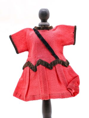 robe rose en maille sur un mannequin, avec une bretelle noire