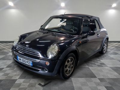 une petite voiture garée dans un garage