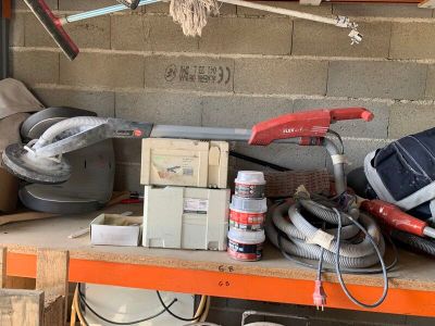 un tas d'objets divers posés sur une étagère dans un garage