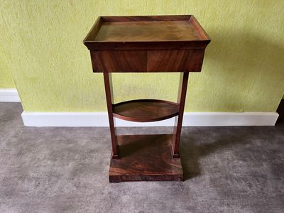 une petite table en bois surmontée d'une étagère