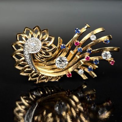 Broche volute en or jaune 750/1000 (18K) et platine ornée en…