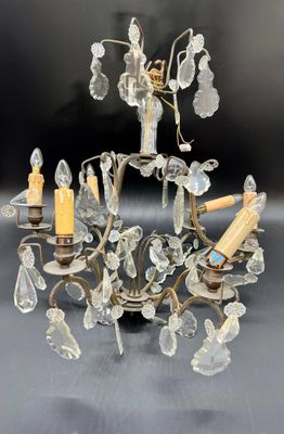 une image d'un lustre en verre et en métal