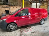 une camionnette rouge garée dans un garage