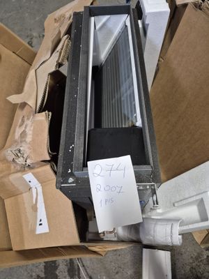une boîte surmontée d'un radiateur, posée à côté d'une boîte en carton
