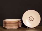 une pile d'assiettes posée sur une table en bois