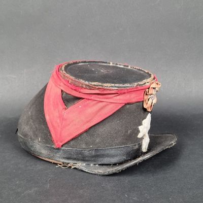 un chapeau noir orné d'un ruban rouge