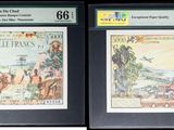 Deux types de monnaie différents sont exposés dans une vitrine.