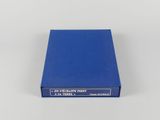 une boîte bleue portant une étiquette blanche, posée sur une surface blanche