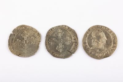 trois pièces d'argent, dont l'une porte une couronne et l'autre est ornée d'une couronne